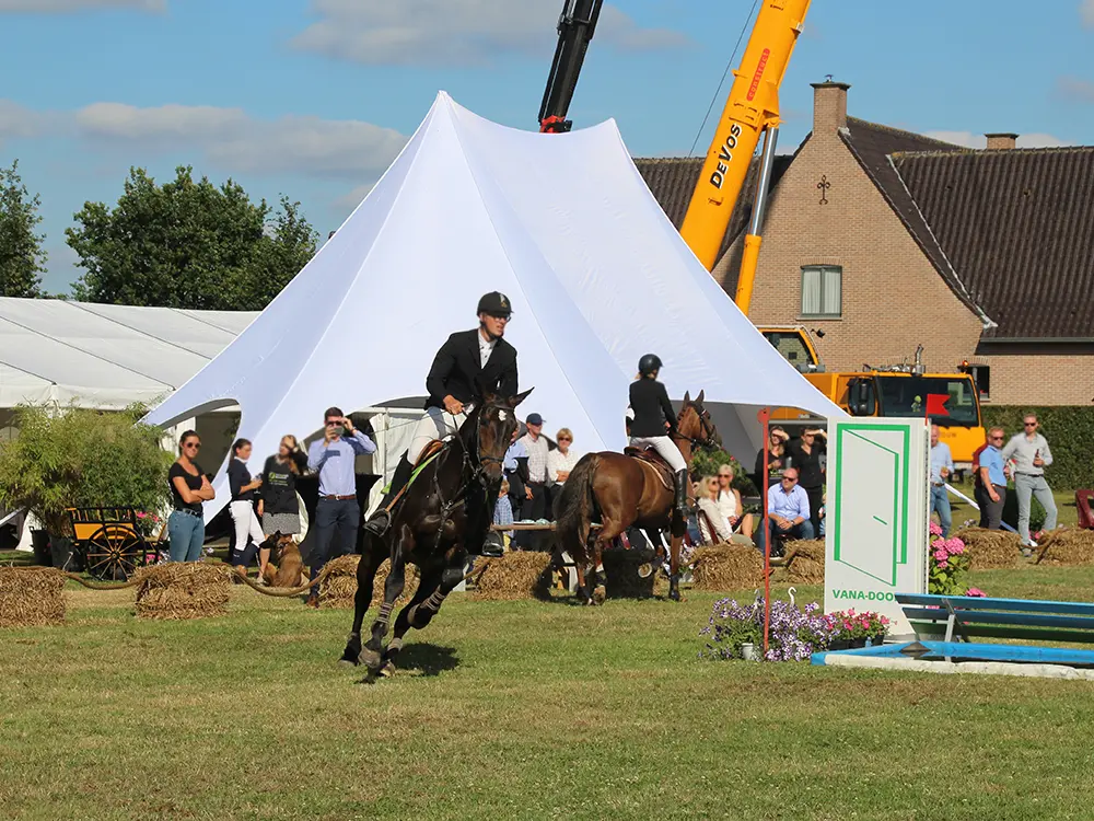 Elegante dubbele stertent op paardentoernooi