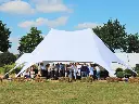 Ruime feesttent met 2 masten