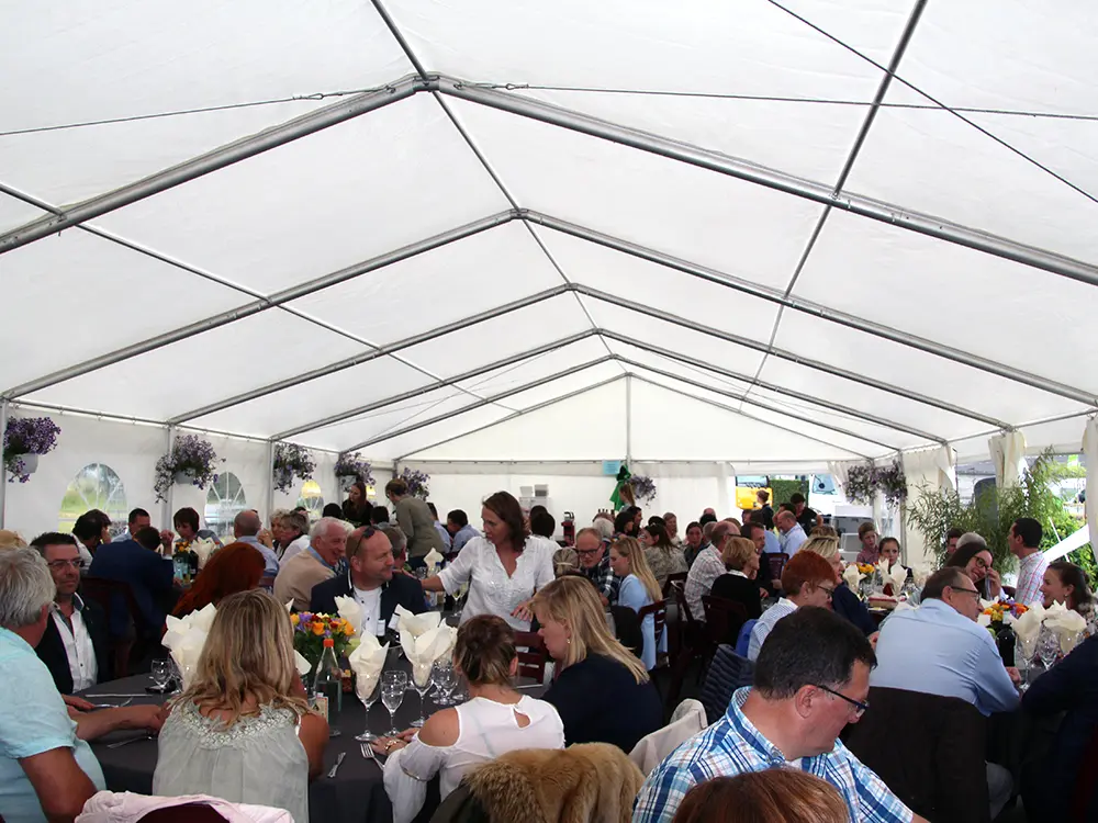 Witte kadertent voor personeelsfeest