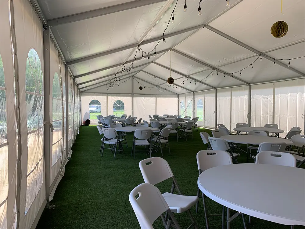 Modulaire kadertent met stoelen en tafels