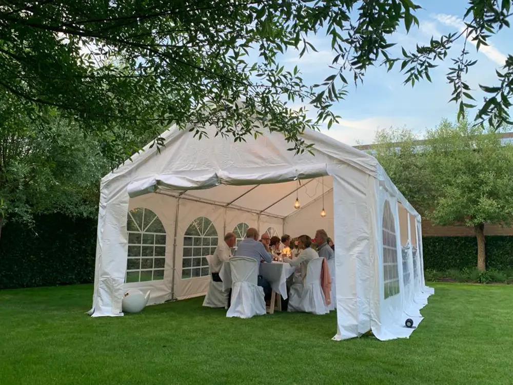 Sfeervolle partytent pvc pro met tochflappen onderaan de zijwanden